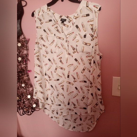 torrid Tops - torrid Harper White Sleeveless Lipstick Print Chiffon Camisole